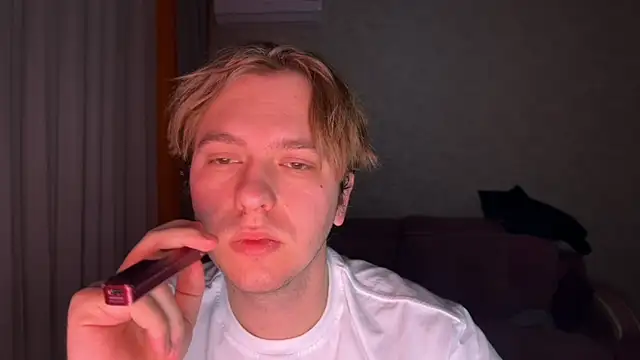 Snapshot of kiopiggy chatting on December 17, 4:35 pm kiopiggy online show from December 17, 4:35 pm