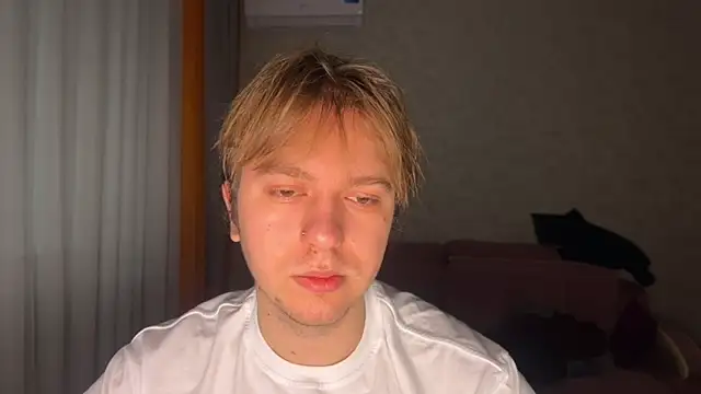 Snapshot of kiopiggy chatting on December 19, 5:25 am kiopiggy online show from December 19, 5:25 am