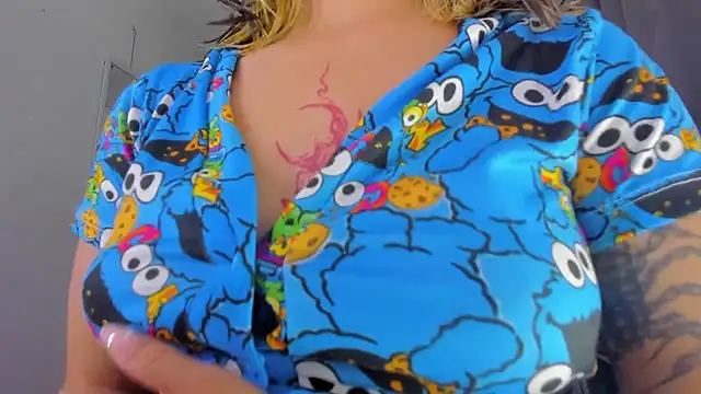 Snapshot of saralolo420 chatting on January 13, 1:02 am saralolo420 online show from January 13, 1:02 am