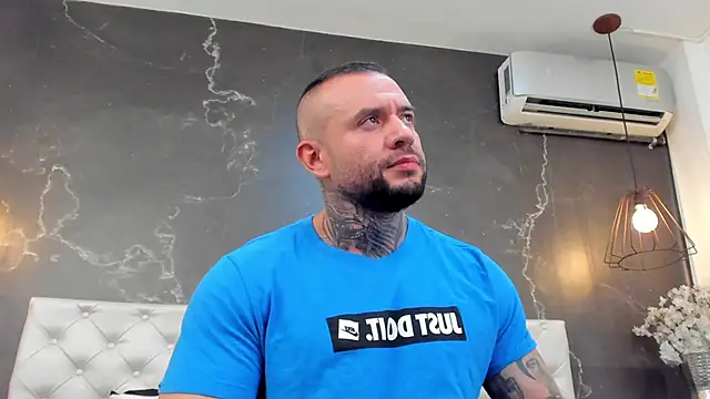 Snapshot of BruceDallas chatting on December 6, 11:14 pm BruceDallas online show from December 6, 11:14 pm