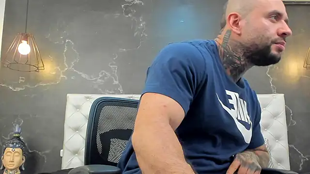 Snapshot of BruceDallas chatting on January 3, 11:33 pm BruceDallas online show from January 3, 11:33 pm