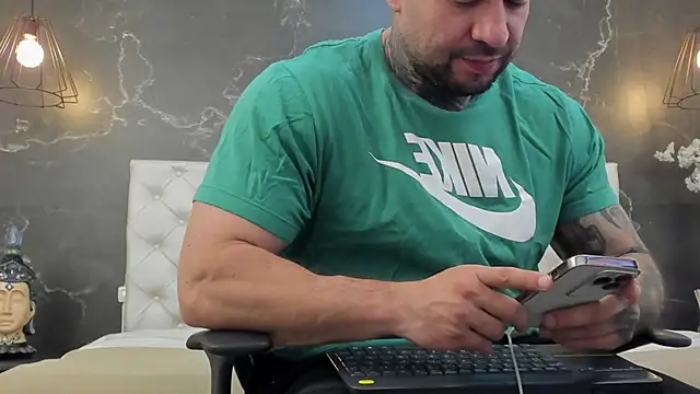 Snapshot of BruceDallas chatting on January 30, 11:02 pm BruceDallas online show from January 30, 11:02 pm