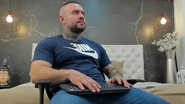 Snapshot of BruceDallas chatting on February 1, 11:58 pm BruceDallas online show from February 1, 11:58 pm