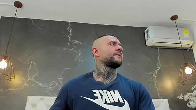 Snapshot of BruceDallas chatting on February 2, 6:04 am BruceDallas online show from February 2, 6:04 am