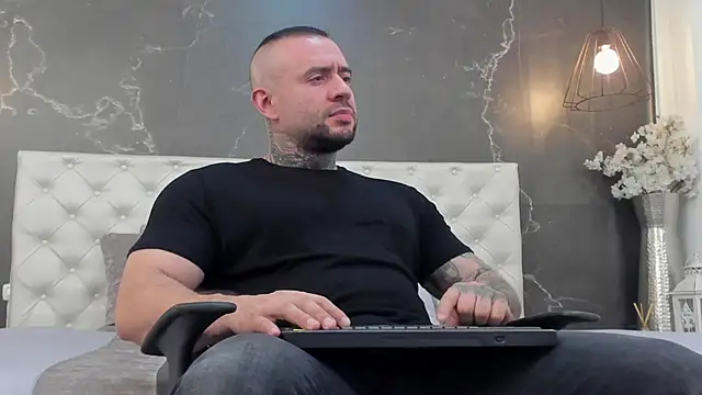 Snapshot of BruceDallas chatting on March 2, 1:04 am BruceDallas online show from March 2, 1:04 am