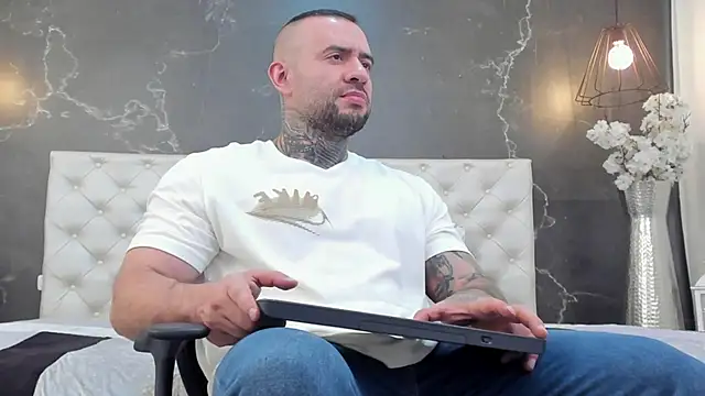 Snapshot of BruceDallas chatting on March 20, 11:23 pm BruceDallas online show from March 20, 11:23 pm