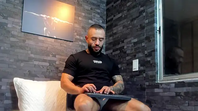 Snapshot of BruceDallas chatting on October 12, 11:26 pm BruceDallas online show from October 12, 11:26 pm