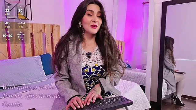 emily amaya online show from July 29, 8:40 pm