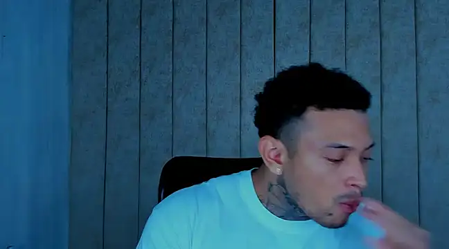 Snapshot of Stiven_collins chatting on December 26, 6:30 am Stiven collins online show from December 26, 6:30 am