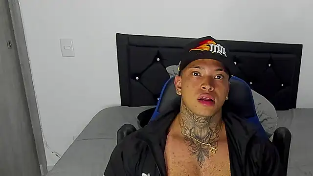 Snapshot of Stiven_collins chatting on January 24, 5:42 am Stiven collins online show from January 24, 5:42 am