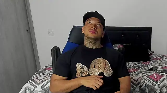 Snapshot of Stiven_collins chatting on February 1, 7:47 am Stiven collins online show from February 1, 7:47 am