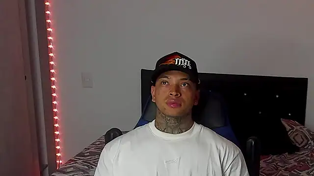 Snapshot of Stiven_collins chatting on February 14, 5:51 am Stiven collins online show from February 14, 5:51 am