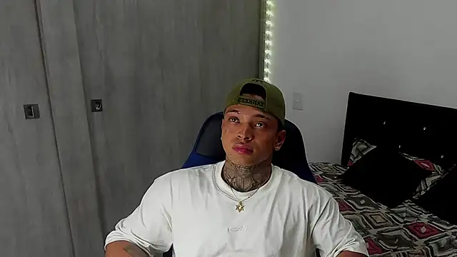 Snapshot of Stiven_collins chatting on February 18, 6:26 am Stiven collins online show from February 18, 6:26 am