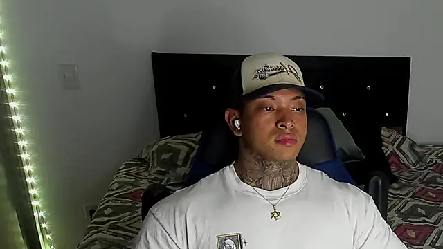 Snapshot of Stiven_collins chatting on February 20, 6:06 am Stiven collins online show from February 20, 6:06 am