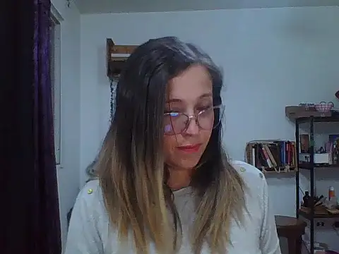 Snapshot of charlott_ponce chatting on February 4, 12:49 am charlott ponce online show from February 4, 12:49 am