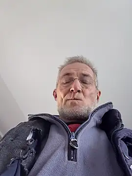 Snapshot of 60philippe chatting on December 16, 9:47 am 60philippe online show from December 16, 9:47 am