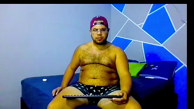 Snapshot of Evert_hairyboy chatting on December 14, 5:18 pm Evert hairyboy online show from December 14, 5:18 pm