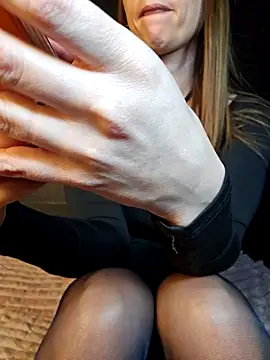 Snapshot of Lib_ertine32 chatting on February 12, 11:16 am Lib ertine32 online show from February 12, 11:16 am