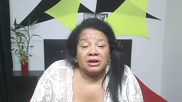 Snapshot of Shanttal0272 chatting on May 15, 1:01 am Shanttal0272 online show from May 15, 1:01 am