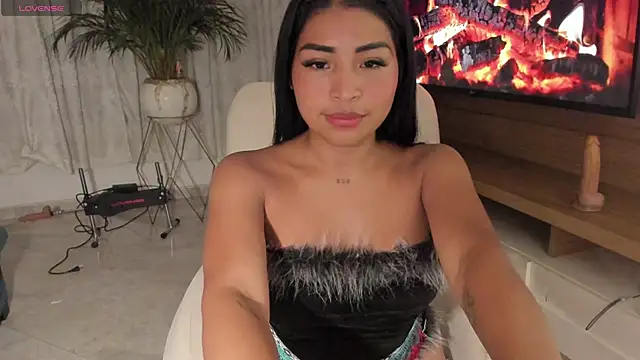 Snapshot of Pocahontascute_33 chatting on January 26, 2:45 am Pocahontascute 33 online show from January 26, 2:45 am