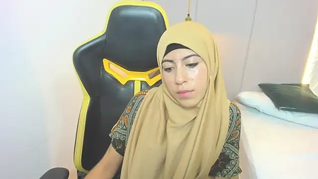 chaymae nah  online show from December 24, 8:49 pm