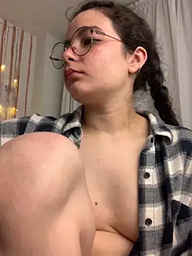 Snapshot of Antoniart_ chatting on December 17, 8:56 am Antoniart online show from December 17, 8:56 am