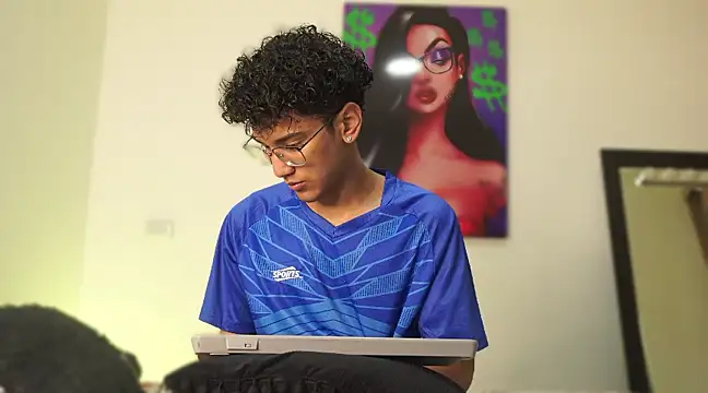 Snapshot of harrytwink18 chatting on December 12, 1:17 pm harrytwink18 online show from December 12, 1:17 pm