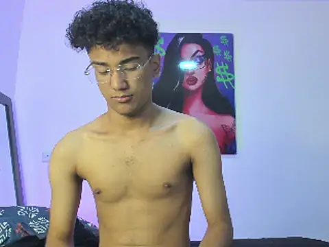 Snapshot of harrytwink18 chatting on February 24, 6:04 pm harrytwink18 online show from February 24, 6:04 pm