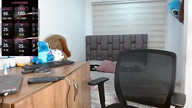 Snapshot of harrytwink18 chatting on September 18, 3:47 pm harrytwink18 online show from September 18, 3:47 pm