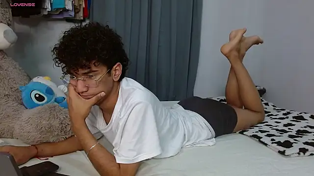 harrytwink18 online show from April 7, 2:17 pm