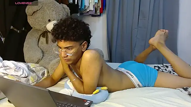 harrytwink18 online show from April 14, 6:58 pm