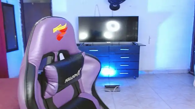 engielphoenis14 online show from March 5, 11:45 pm