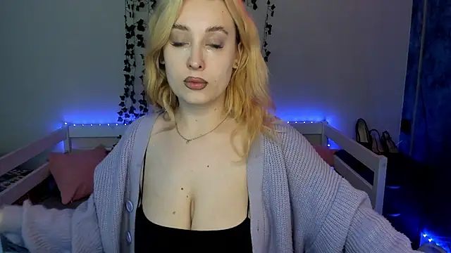 Snapshot of Emily_Gin chatting on November 12, 2:45 am Emily Gin online show from November 12, 2:45 am