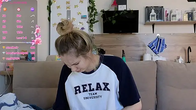 Snapshot of Girl_alone_home chatting on March 6, 6:41 am Girl alone home online show from March 6, 6:41 am