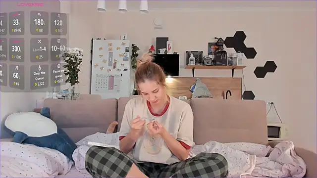 Snapshot of Girl_alone_home chatting on October 4, 3:59 am Girl alone home online show from October 4, 3:59 am