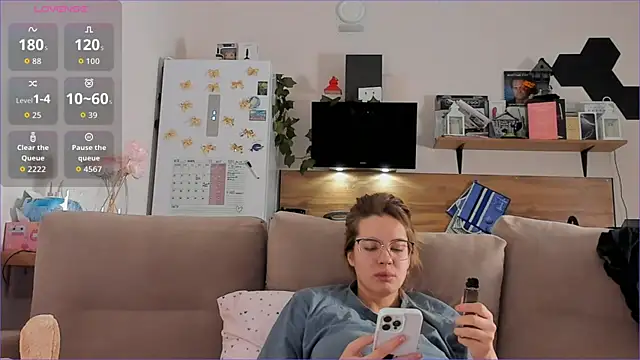 Snapshot of Girl_alone_home chatting on November 20, 3:39 am Girl alone home online show from November 20, 3:39 am