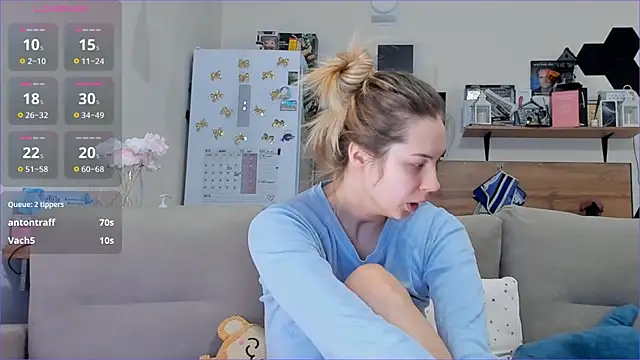 Snapshot of Girl_alone_home chatting on November 28, 4:26 am Girl alone home online show from November 28, 4:26 am