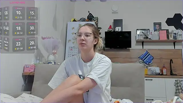 Snapshot of Girl_alone_home chatting on December 21, 5:14 am Girl alone home online show from December 21, 5:14 am