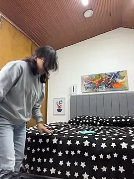 karlamorris  online show from April 7, 1:11 pm