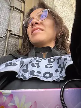 karlamorris  online show from April 9, 1:05 pm