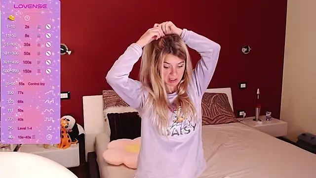 Snapshot of sexy_blondegirl chatting on December 3, 5:55 pm sexy blondegirl online show from December 3, 5:55 pm