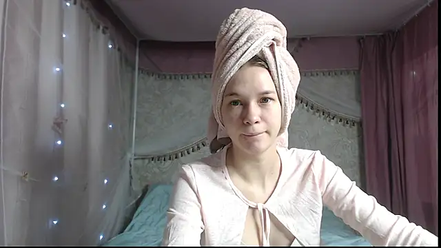 Snapshot of leila_bambi_ chatting on December 19, 9:44 pm leila bambi online show from December 19, 9:44 pm