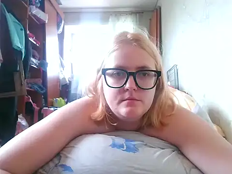 Snapshot of DesireMelissa chatting on October 3, 10:56 am DesireMelissa online show from October 3, 10:56 am