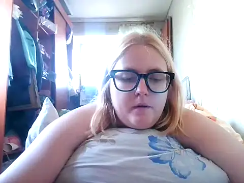 Snapshot of DesireMelissa chatting on October 8, 7:39 am DesireMelissa online show from October 8, 7:39 am