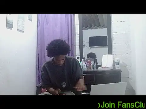 Snapshot of Larry-n-clouds chatting on April 26, 11:02 pm Larry-n-clouds online show from April 26, 11:02 pm