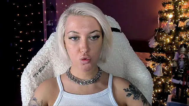 Snapshot of tykioty_Miley chatting on December 22, 1:33 pm tykioty Miley online show from December 22, 1:33 pm