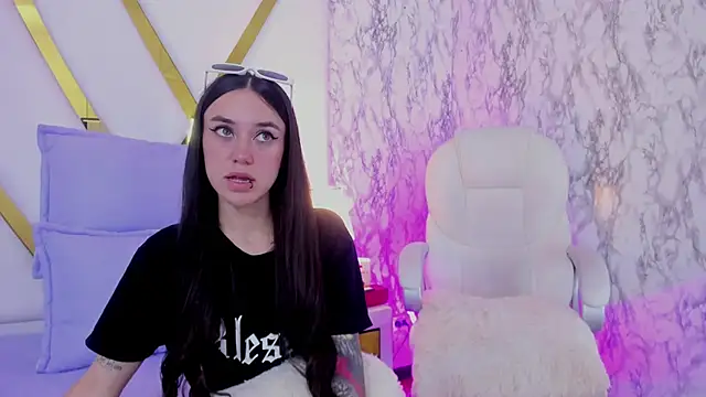 Snapshot of Athziry_ chatting on December 14, 1:28 am Athziry online show from December 14, 1:28 am