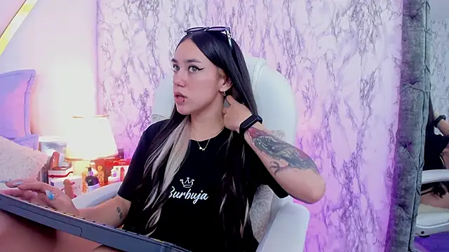 Snapshot of Athziry_ chatting on February 4, 1:23 am Athziry online show from February 4, 1:23 am