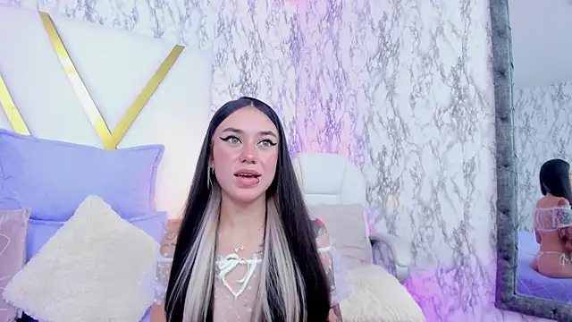 Snapshot of Athziry_ chatting on February 4, 9:41 pm Athziry online show from February 4, 9:41 pm