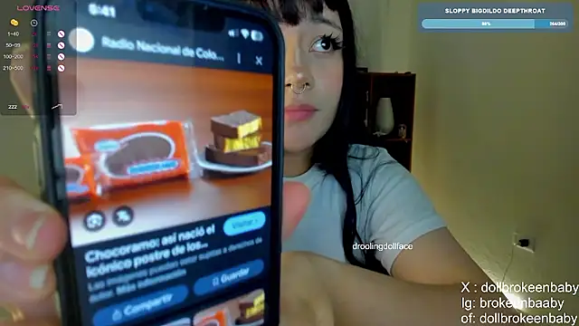 Snapshot of droolingdollfacee chatting on December 1, 10:43 pm droolingdollfacee online show from December 1, 10:43 pm